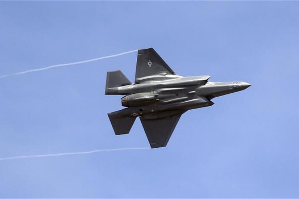 È pari a circa 150 milioni il costo di un F-35 e 400 mila euro solo il casco del pilota È pari a circa 150 milioni il costo di un F-35 e 400 mila euro solo il casco del pilota